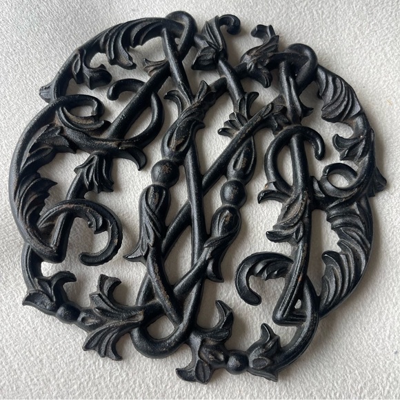 VTG 1950 Virginia Metalcrafters Colonial Williamsburg Cypher Cast Iron Trivet - Picture 1 of 8